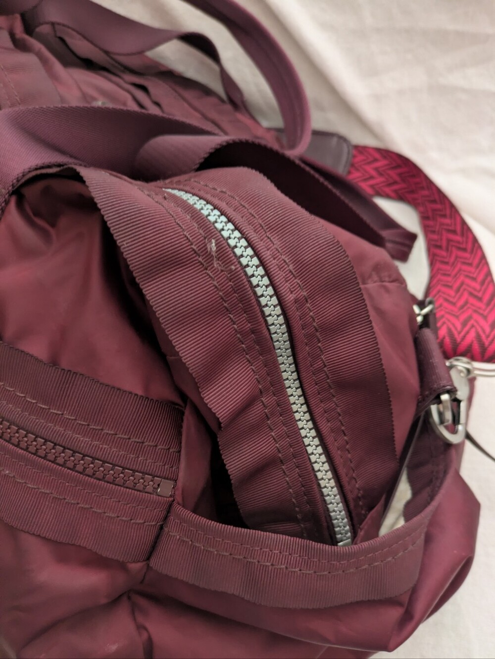 Lululemon Gym to Win Duffle Bag Burgundy Rare - Picture 8 of 13